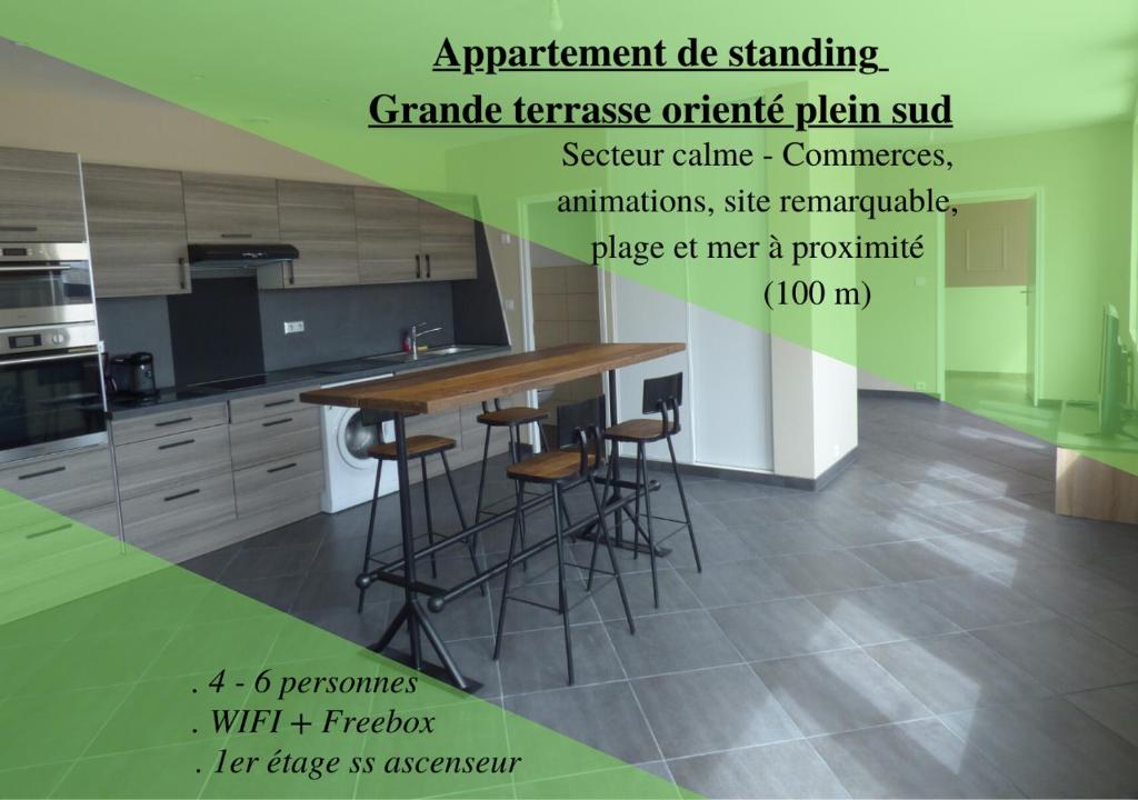 eine Küche mit einem Tisch und Stühlen in der Unterkunft Appartement Plein Sud in Berck-sur-Mer