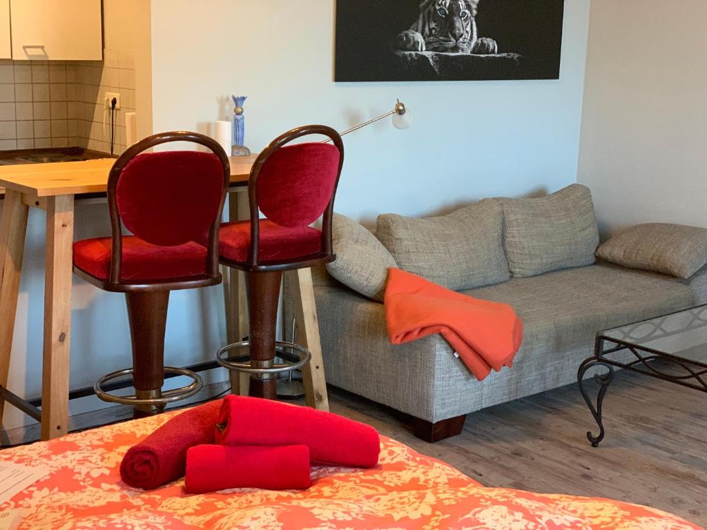 sala de estar con mesa, 2 sillas y sofá en Apartment Hechtstraße, en Dresden