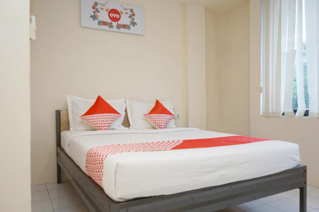 Cama o camas de una habitación en OYO 2536 Hotel Tanjung