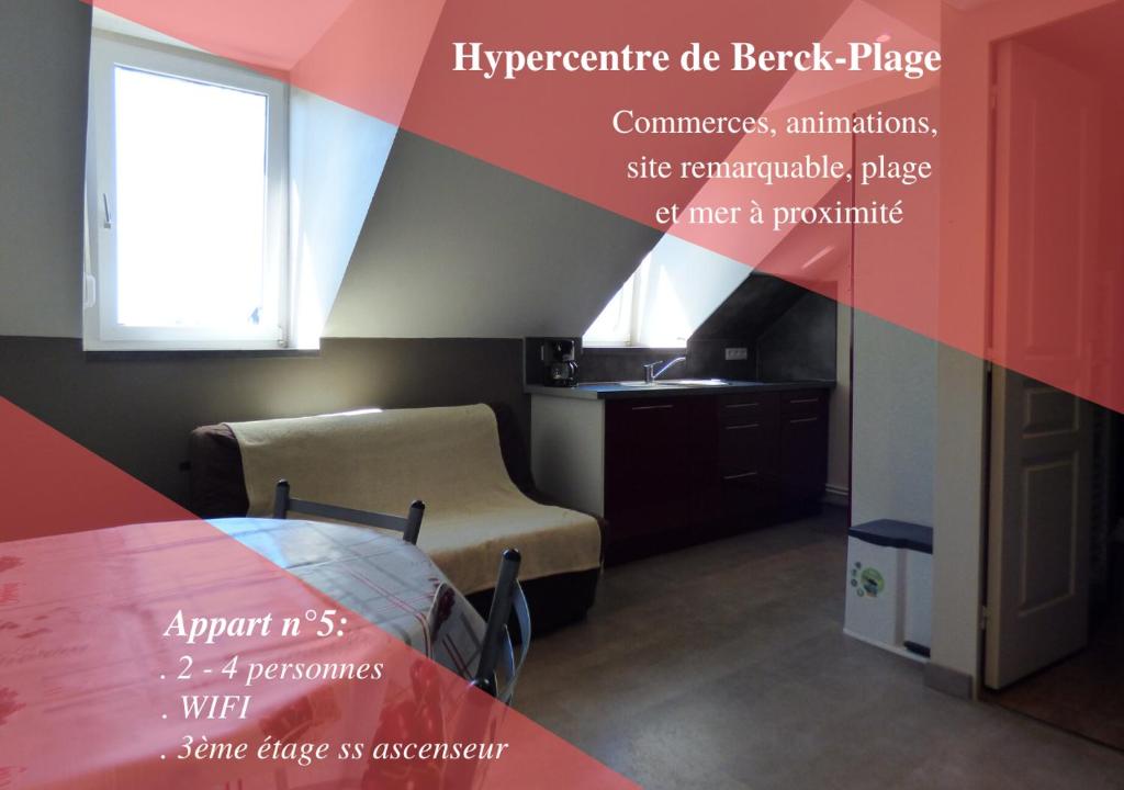 ベルク・シュル・メールにあるStudio avec mezzanine Berck-Plage Hyper-centreのベッドルームのポスター(ベッド1台、シンク付)