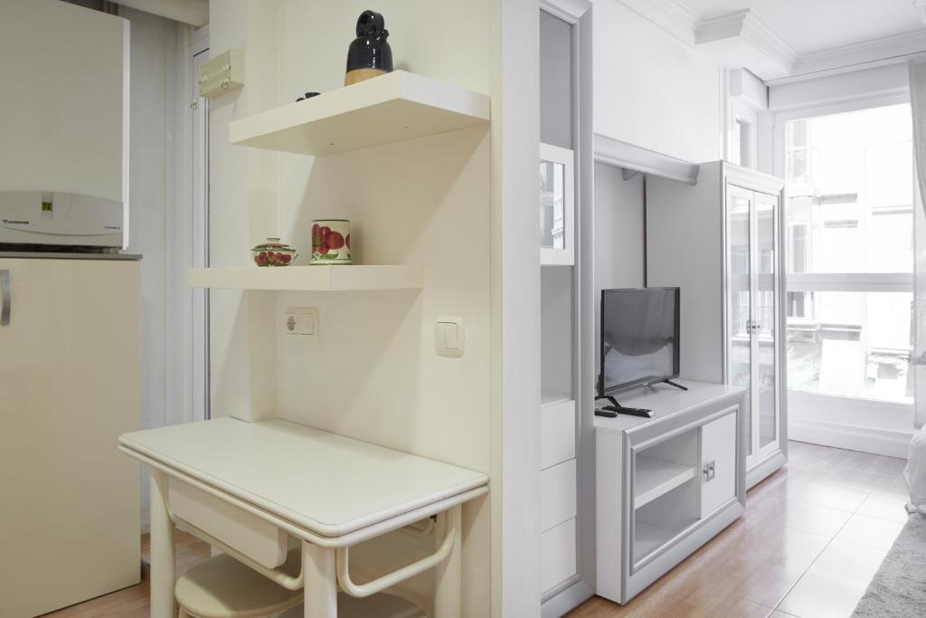 A television and/or entertainment centre at Hurbil - Basque Stay