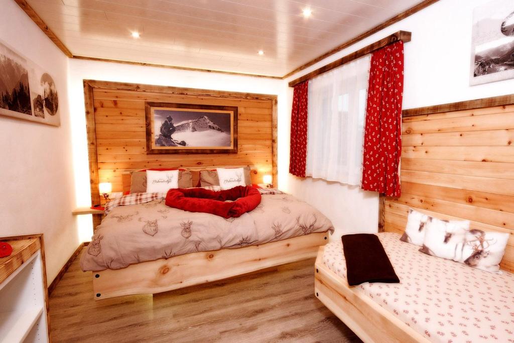 sypialnia z 2 łóżkami i oknem w pokoju w obiekcie Eberl´s Zirbenlodge w mieście Ginzling