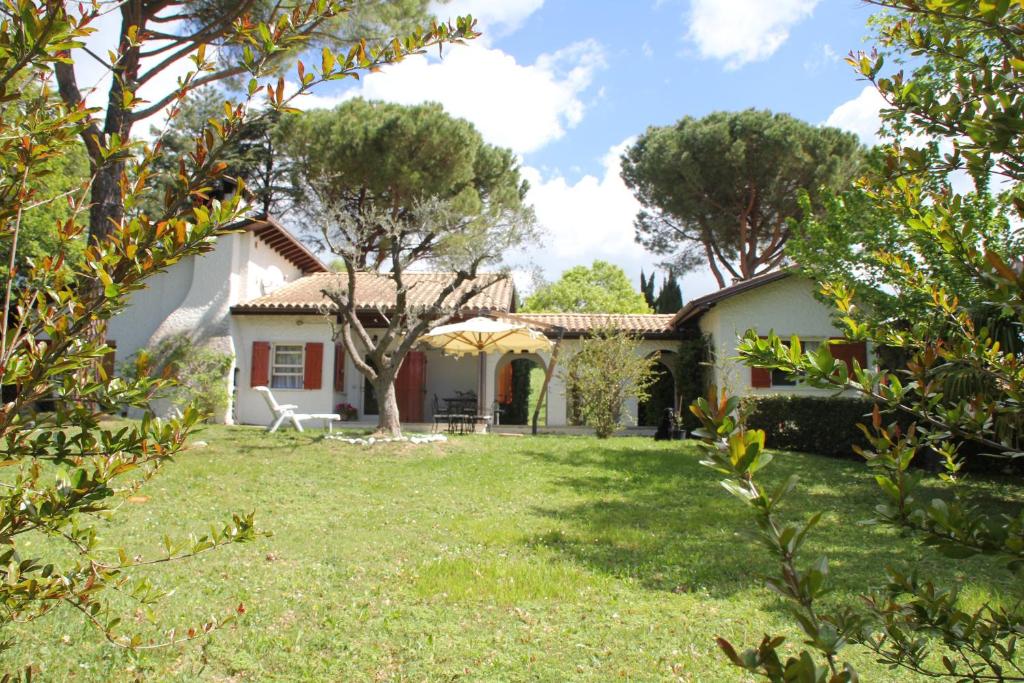 una casa con un patio delante de ella en la villa del nonno, en Montefelcino