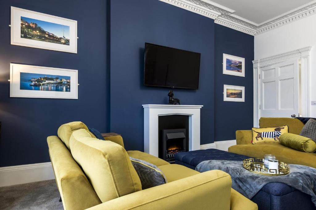 TV a/nebo společenská místnost v ubytování Pieces of Eight - 2 Bedroom Apartment - Tenby - (Windsor House)