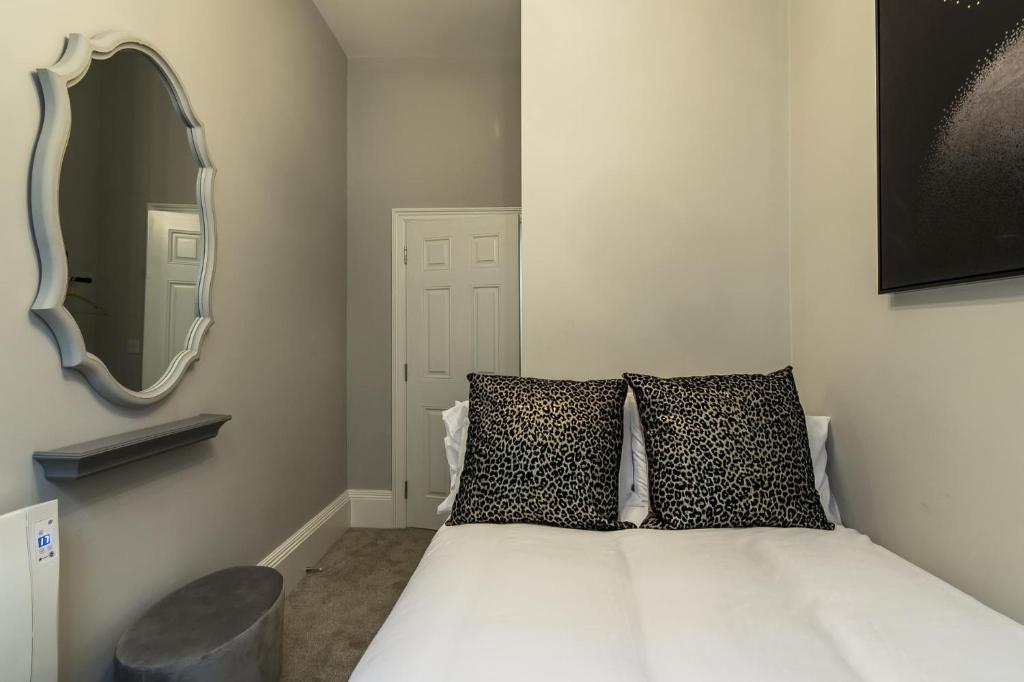 Postel nebo postele na pokoji v ubytování Pieces of Eight - 2 Bedroom Apartment - Tenby - (Windsor House)