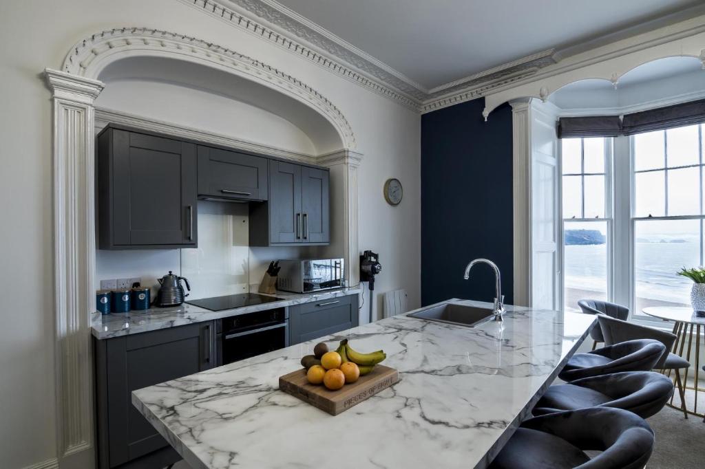 Kuchyň nebo kuchyňský kout v ubytování Pieces of Eight - 2 Bedroom Apartment - Tenby - (Windsor House)