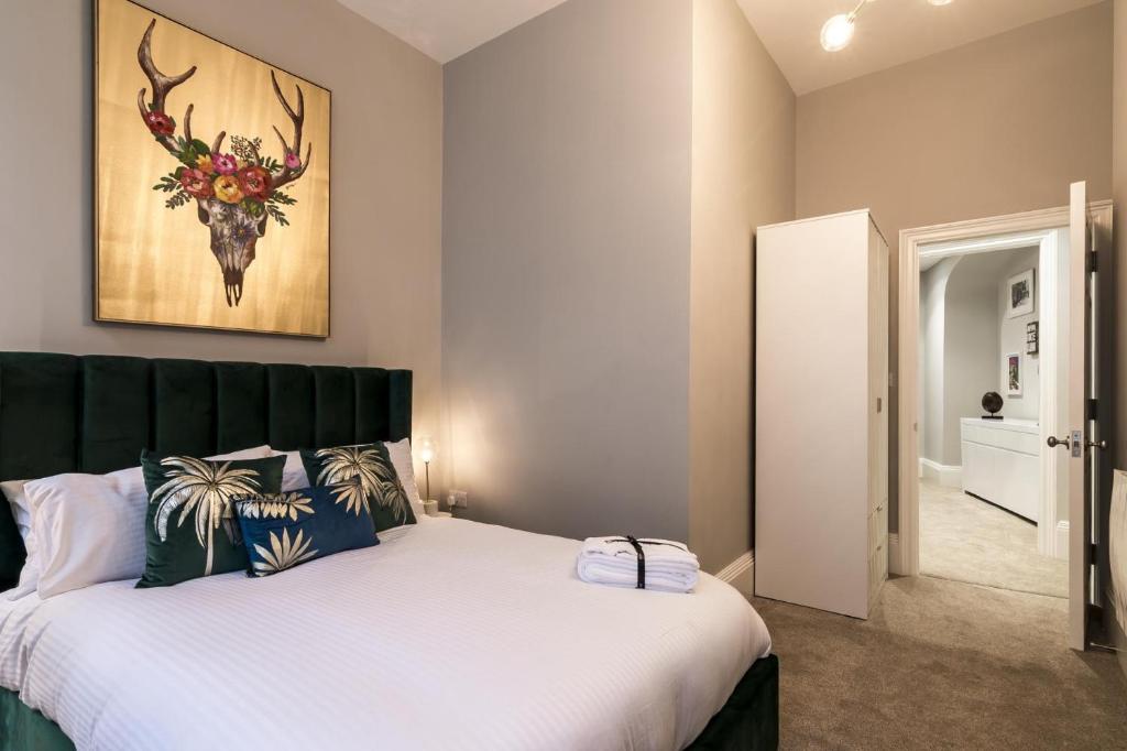 Postel nebo postele na pokoji v ubytování Pieces of Eight - 2 Bedroom Apartment - Tenby - (Windsor House)