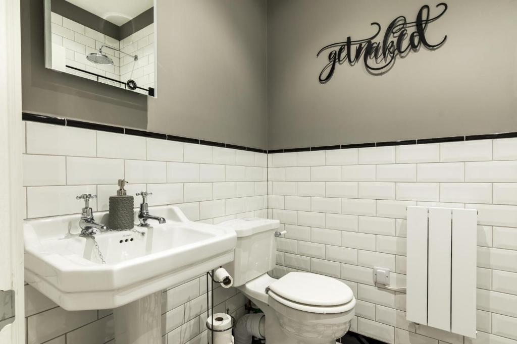 Koupelna v ubytování Pieces of Eight - 2 Bedroom Apartment - Tenby - (Windsor House)