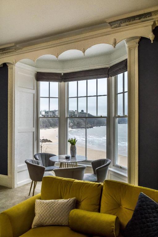 Posezení v ubytování Pieces of Eight - 2 Bedroom Apartment - Tenby - (Windsor House)
