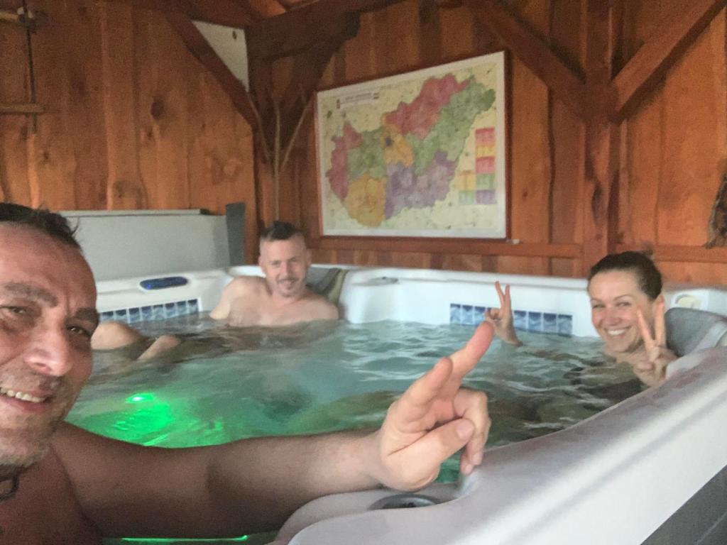 Três homens estão numa banheira. em Jakuzzis,Szaunás,Kerkavendégház-Őrség-Csesztreg-Kerkaujfalu em Csesztreg