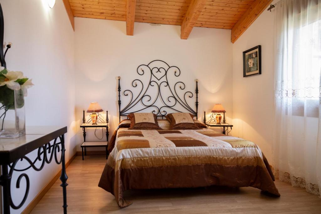 Postel nebo postele na pokoji v ubytování CASA RURAL MIRADOR DE PINARES