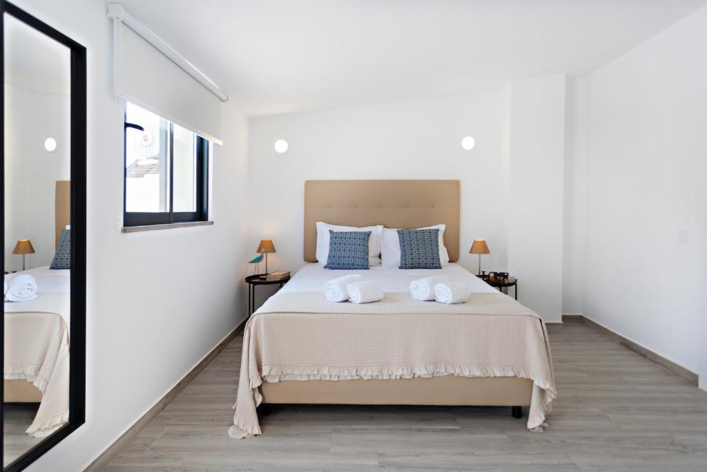 Postel nebo postele na pokoji v ubytování Faro Clara Suites