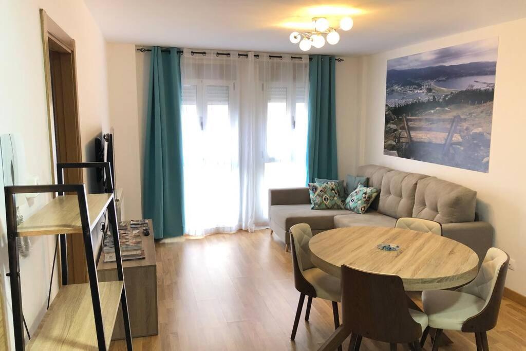 sala de estar con sofá y mesa en Destino Deluxe Mariña en Viveiro