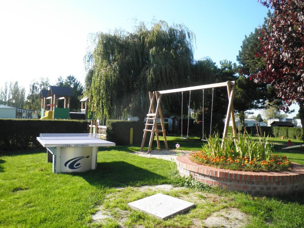 Herní místnost nebo prostor pro děti v ubytování CAMPING DES OISEAUX- Baie de Somme