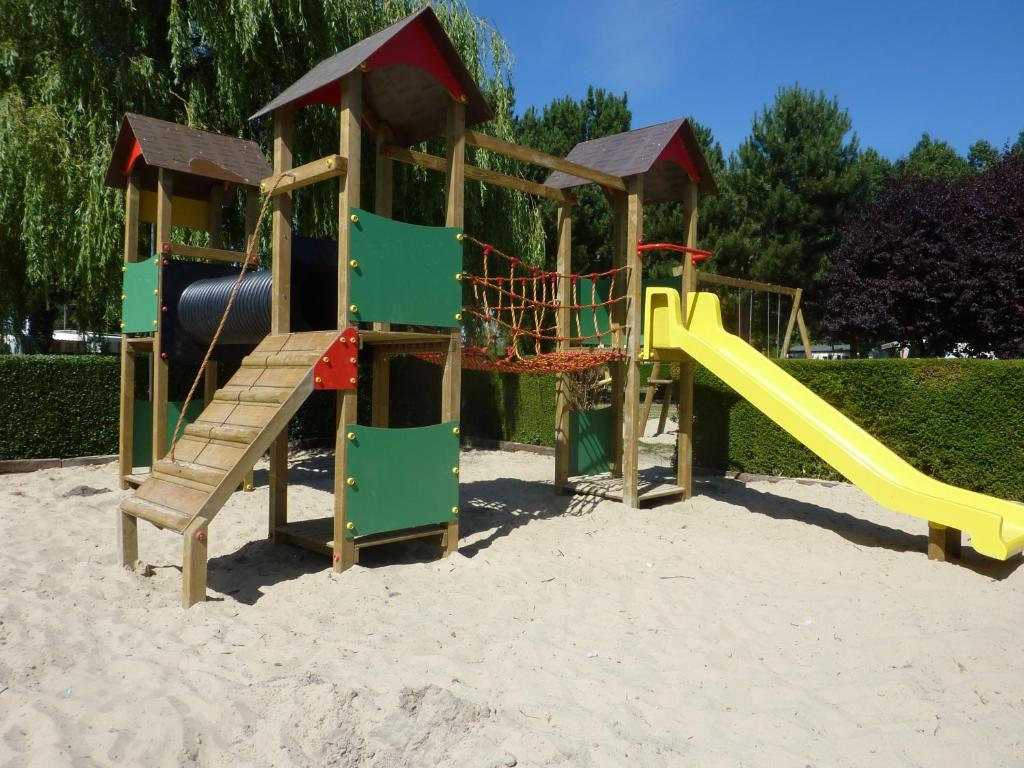Herní místnost nebo prostor pro děti v ubytování CAMPING DES OISEAUX- Baie de Somme