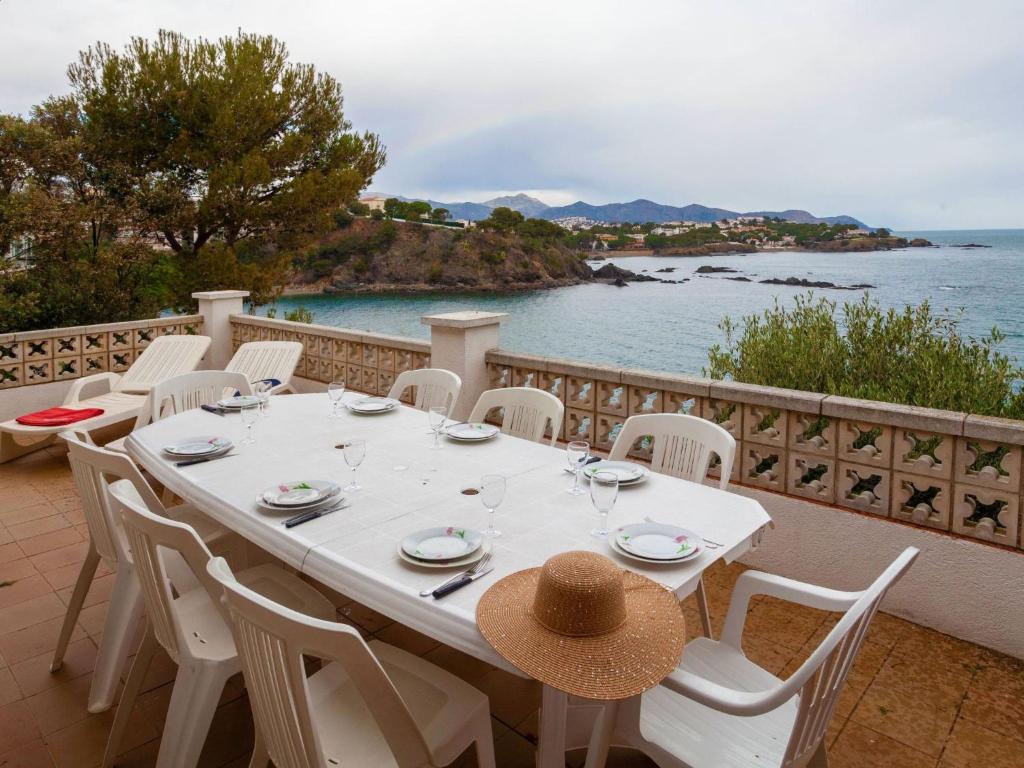 una mesa blanca con sillas blancas y vistas al océano en Holiday Home Villa Cassiopee by Interhome, en Llançà