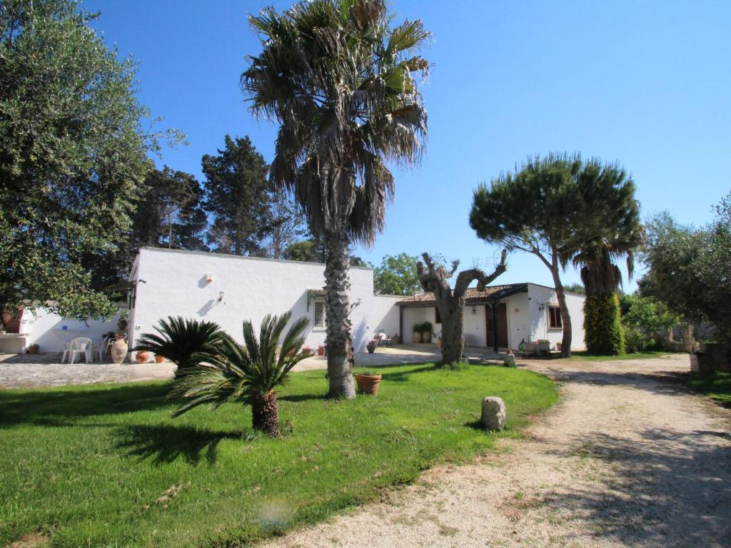 een huis met palmbomen in de tuin bij Holiday Home Grande by Interhome in Vignacastrisi