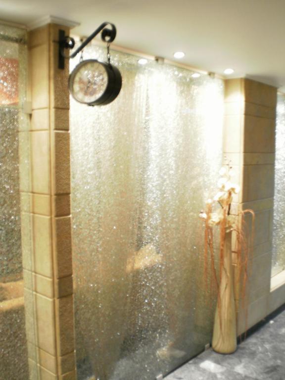 W łazience ze szklaną ścianą znajduje się prysznic. w obiekcie Hotel Niki Piraeus w Pireusie