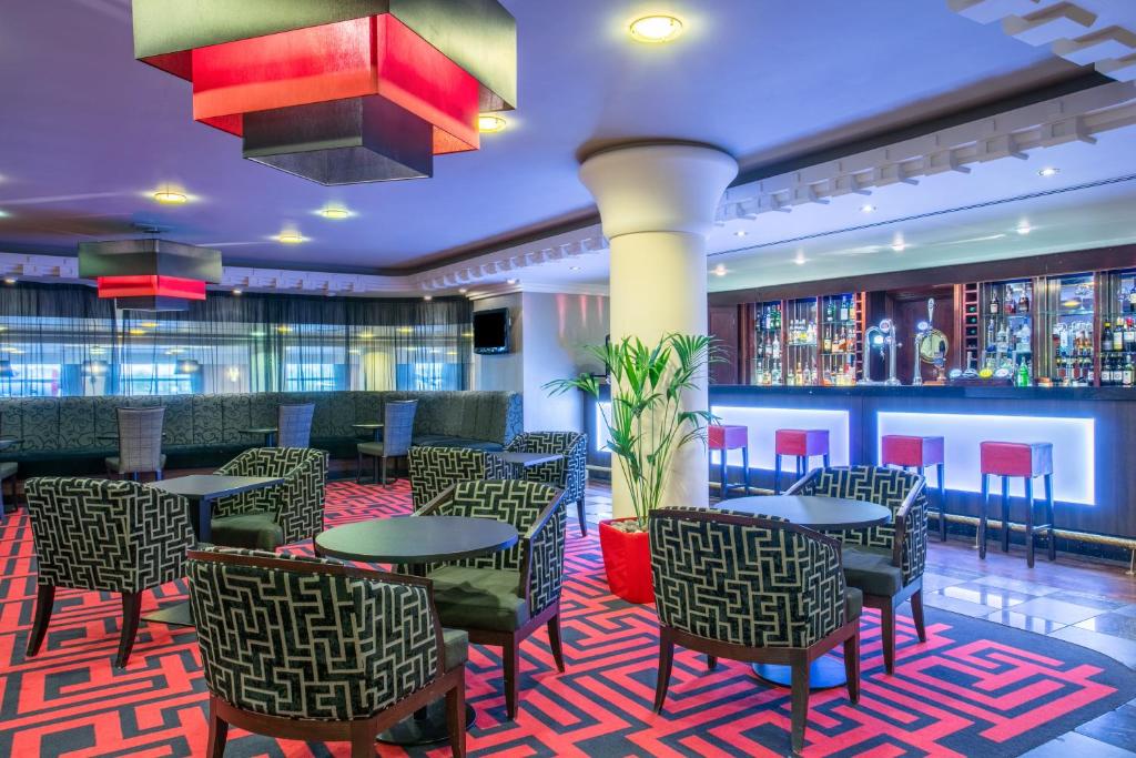 Lounge atau bar di Crowne Plaza Liverpool - John Lennon Airport, an IHG Hotel