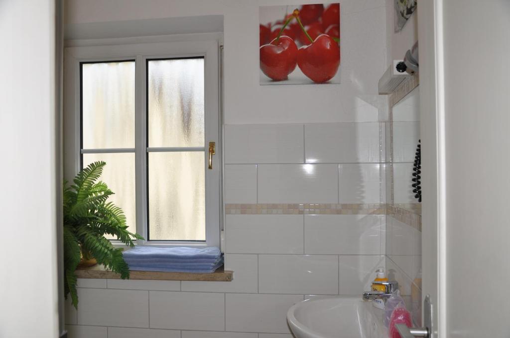 Pension Haus Gertrud - Habitación Cuádruple Con Vista Al Jardín