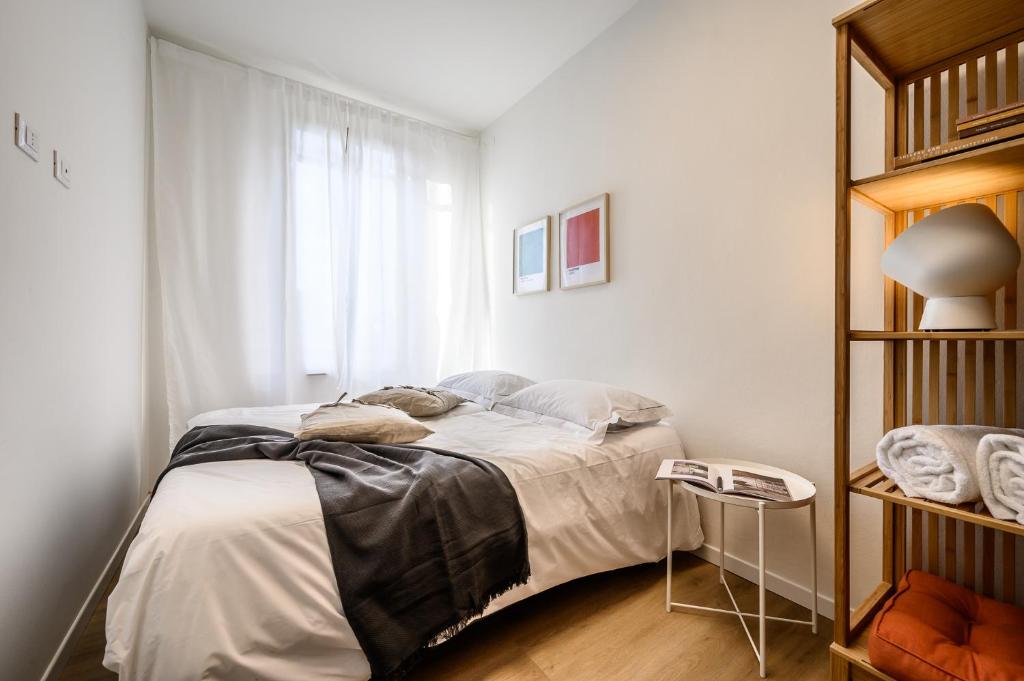 una camera con letto e finestra di Emilia Suite Young a Modena
