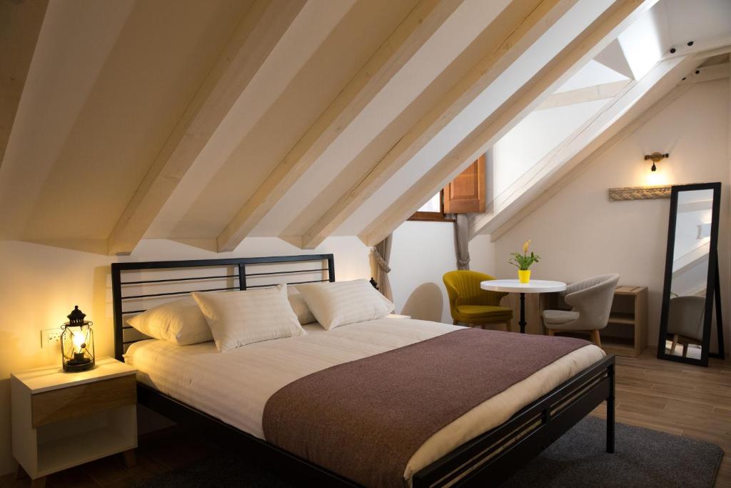 1 dormitorio con 1 cama y 1 mesa con sillas en Villa Four Winds IV, en Dubrovnik