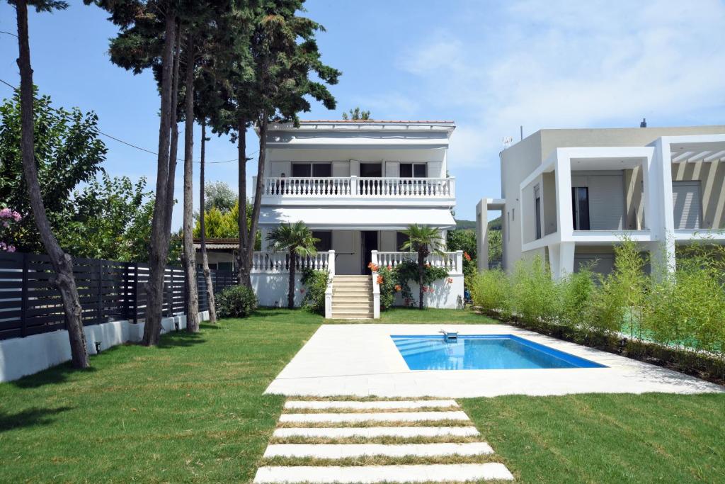 una casa con piscina en el patio en Divine Villa, en Toroni