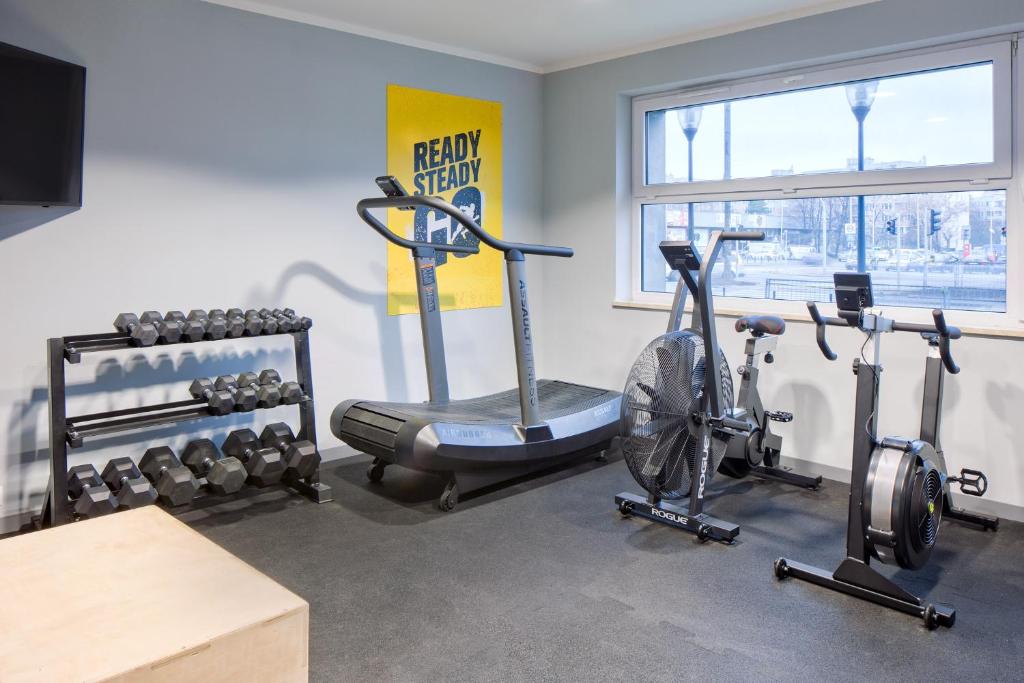 Posilňovňa alebo fitness centrum v ubytovaní o3Hotel