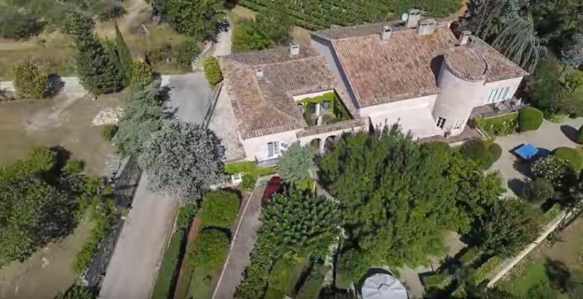 eine Luftansicht eines großen Hauses mit Hof in der Unterkunft Domaine le Bourdet in Saint-Sauveur-de-Cruzières