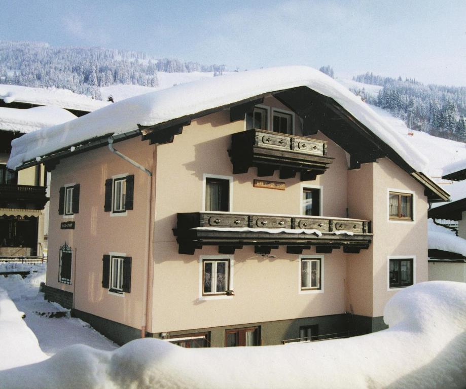 Un bâtiment avec de la neige en haut dans l'établissement Haus Znopp, à Saalbach-Hinterglemm