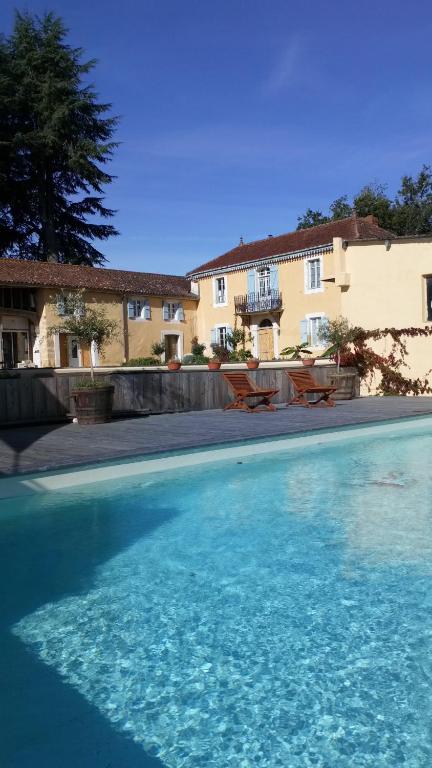 a large swimming pool in front of a house at Clos du Gaja près de Jazz in Marciac in Troncens