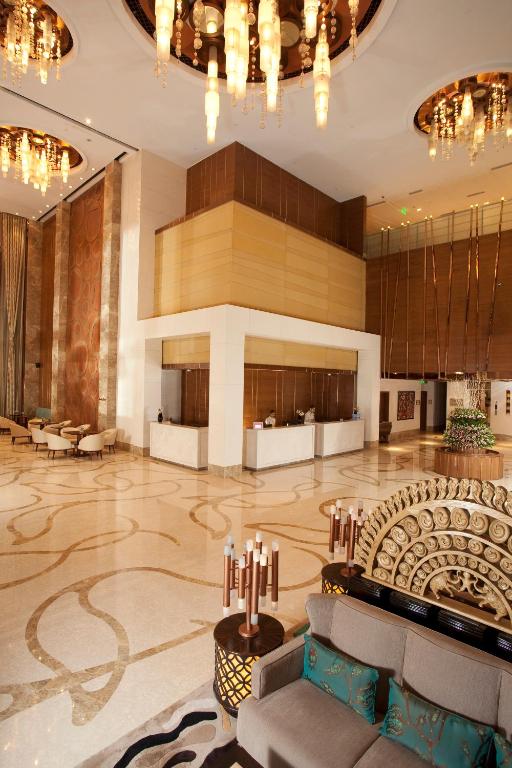 Zona de estar de Crowne Plaza New Delhi Okhla by IHG