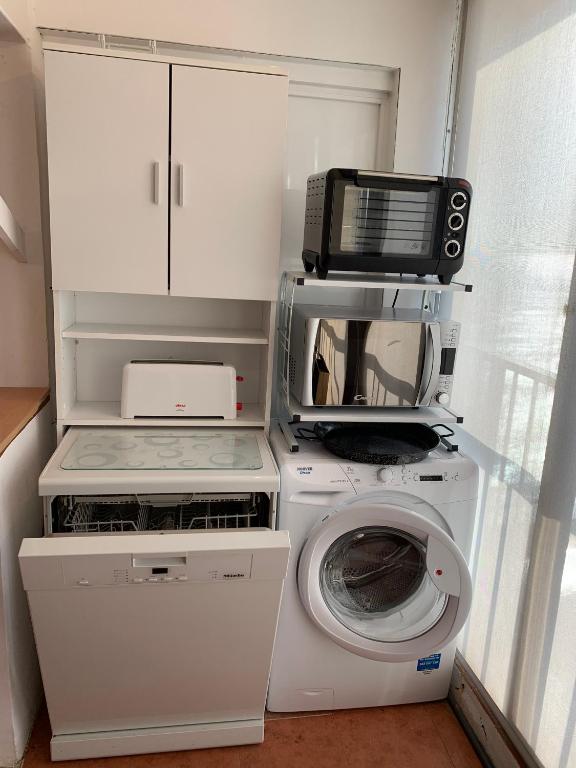 Kuchyň nebo kuchyňský kout v ubytování Apartamento en primera línea de mar, 8 personas