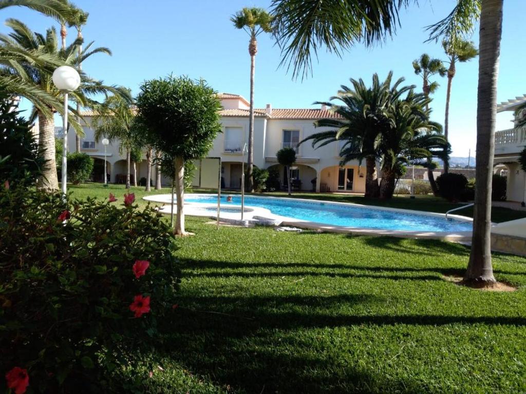 The swimming pool at or close to Estrella
