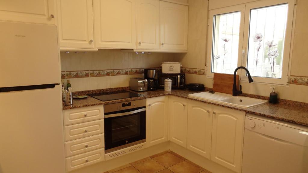 A kitchen or kitchenette at Estrella