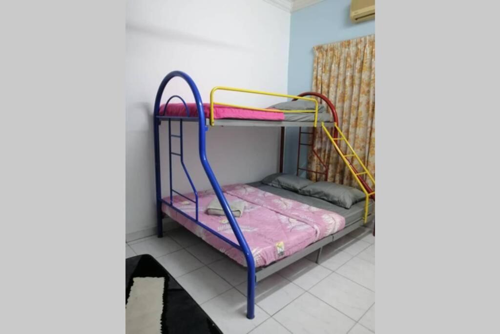 Krevet ili kreveti na kat u jedinici u objektu Orked Aeridina Homestay Puchong