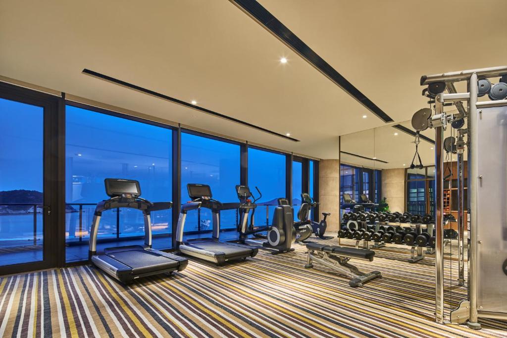 The fitness centre and/or fitness facilities at Crowne Plaza Ningbo Xiangshan Sea View, an IHG Hotel
