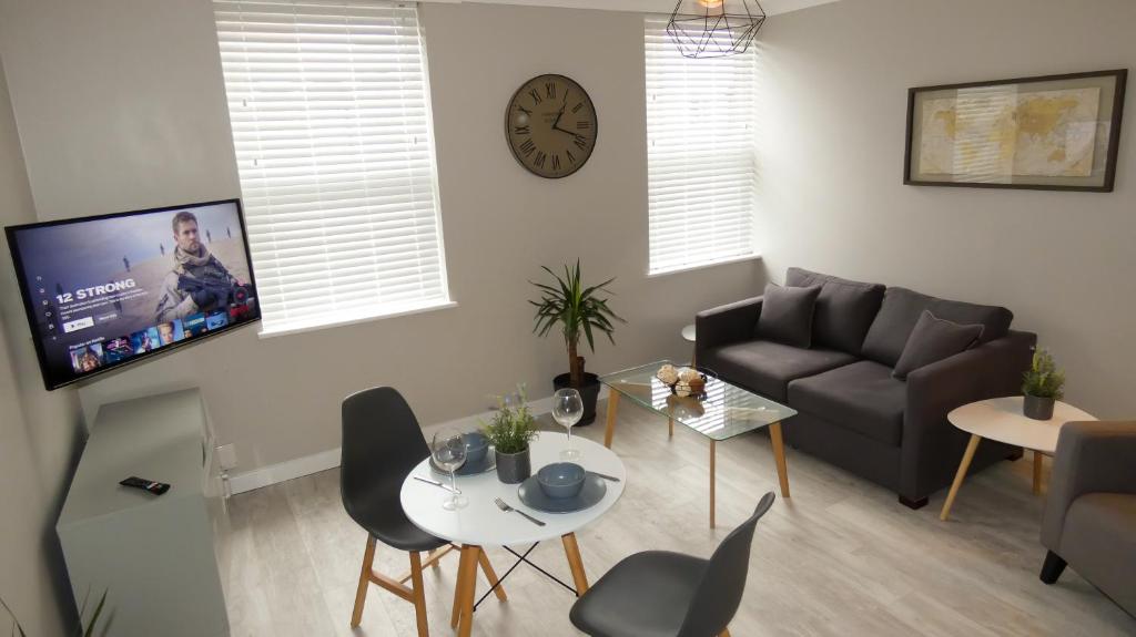 - un salon avec un canapé et une table dans l'établissement Flat 2 Castle Street Serviced Apartments, à Telford