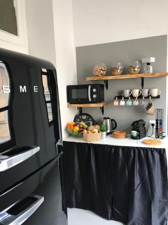 Une table à l'arrière d'un rv avec de la nourriture dans l'établissement Palazzo Pilo, à Sassari