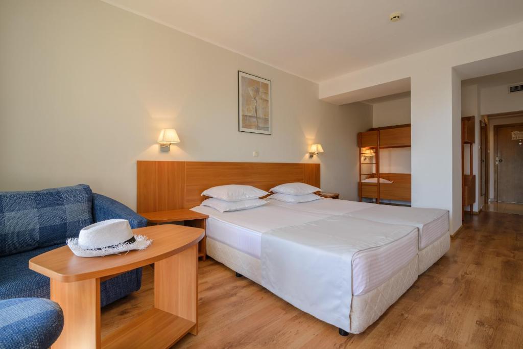 Junior Suite with Pool View and balcony