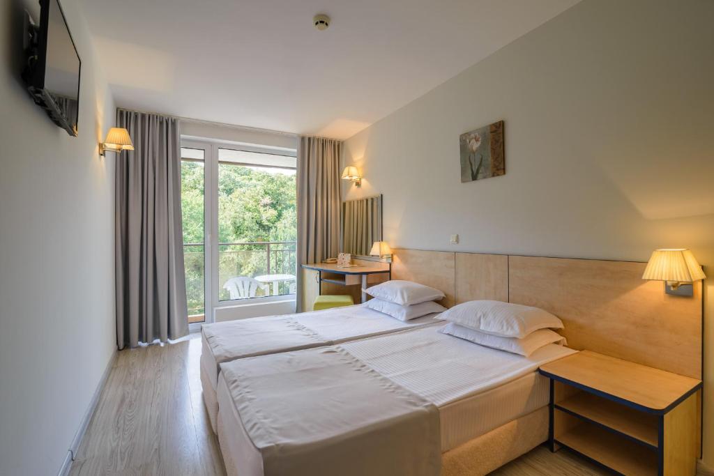 Economy Twin Room with Park View and balcony