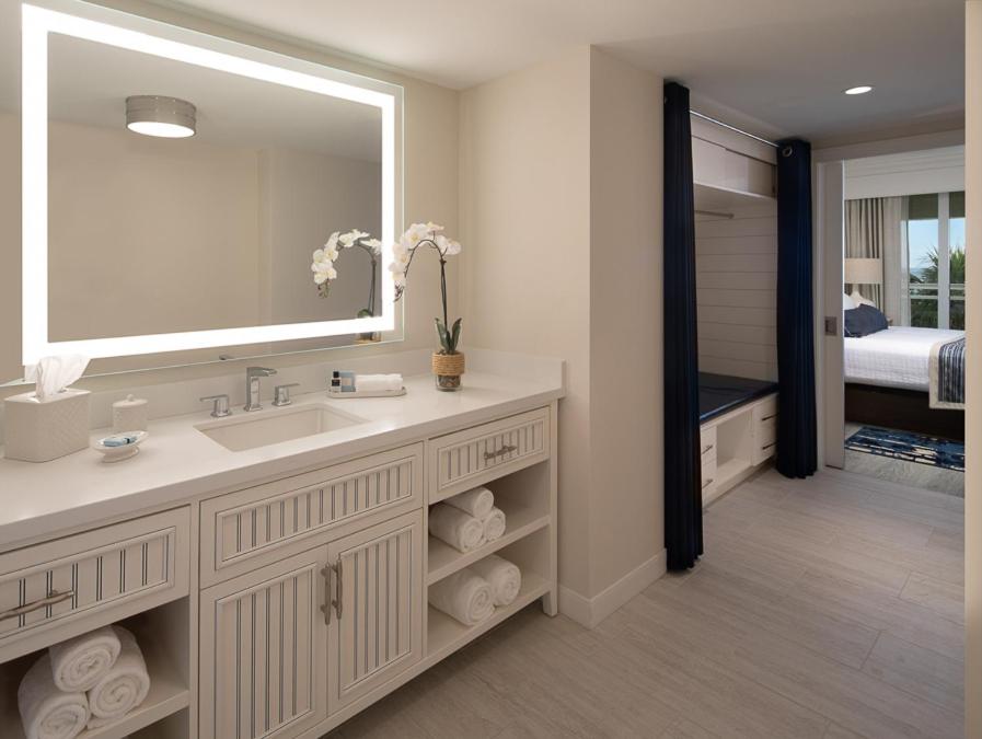 Resort at Longboat Key Club - King Studio With Sofa Bed And Gulf View