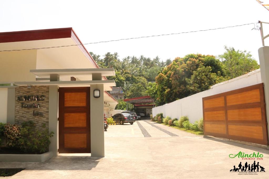 uma casa com portas de madeira numa rua em Alinchlo Hotel em Legazpi