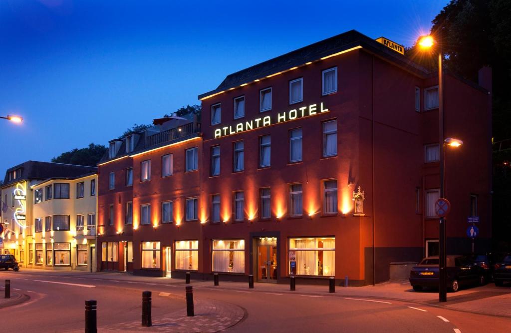 un edificio con un hotel farmacia sul lato di una strada di Hotel Atlanta a Valkenburg