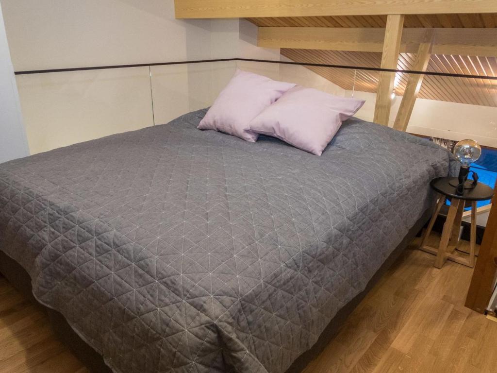 Кровать или кровати в номере Holiday Home Karhunvartijan linna c24 by Interhome