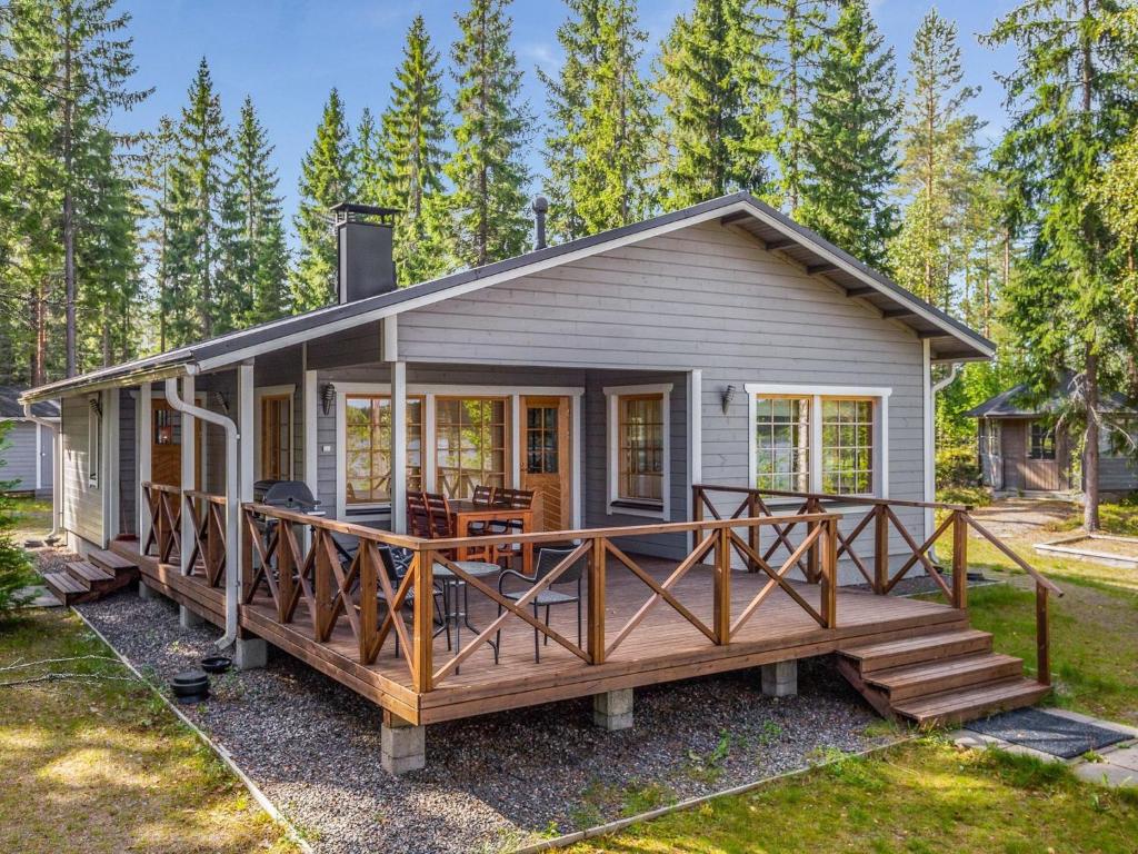 Casa pequeña con porche grande y terraza en Holiday Home Kaarna by Interhome, en Pertunmaa
