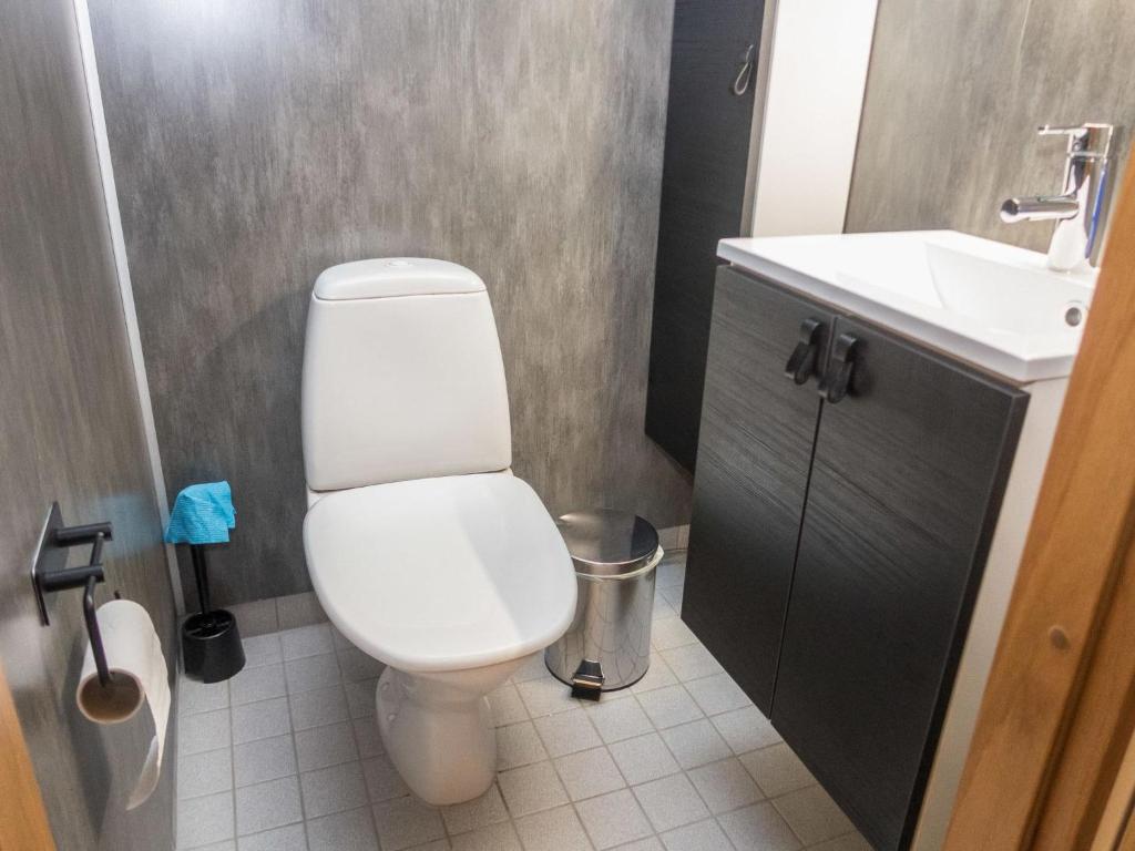 Ванная комната в Holiday Home Karhunvartijan linna c24 by Interhome
