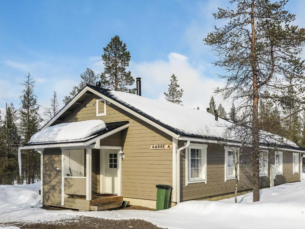ein kleines Haus mit Schnee auf dem Dach in der Unterkunft Holiday Home Aarre a by Interhome in Saariselkä
