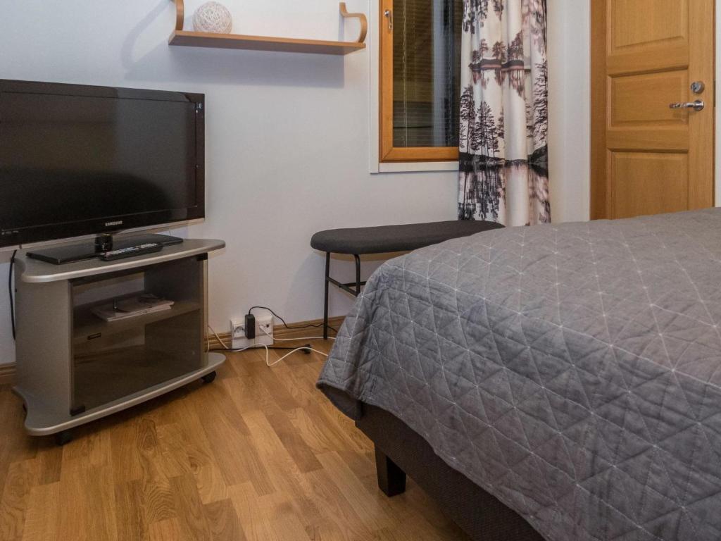 Телевизор и/или развлекательный центр в Holiday Home Karhunvartijan linna c24 by Interhome