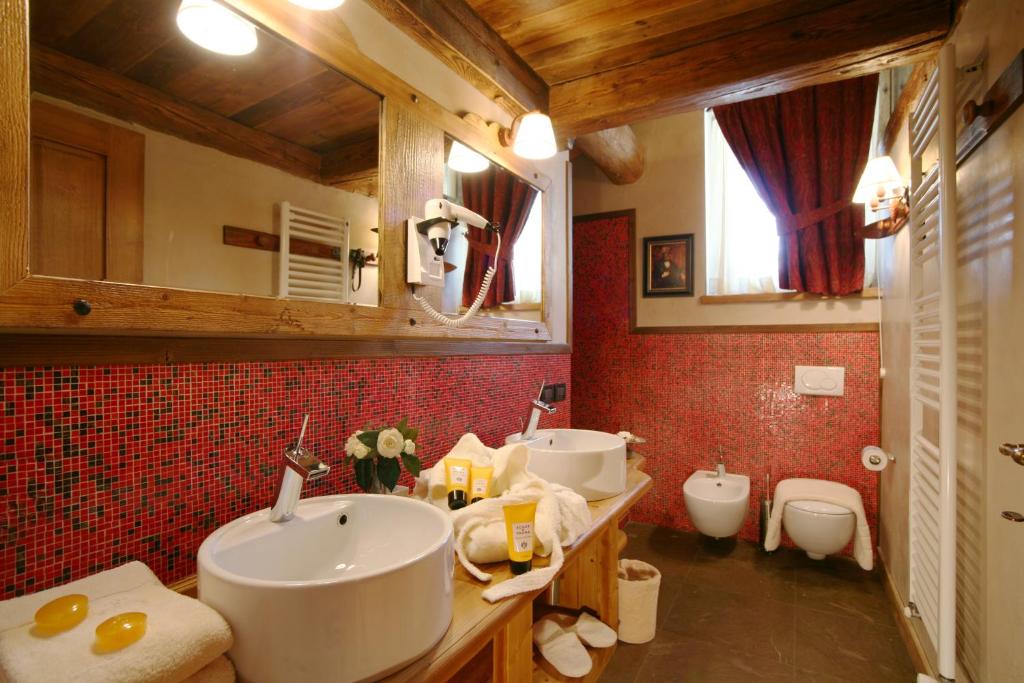 Łazienka w obiekcie Hotel Letterario Locanda Collomb